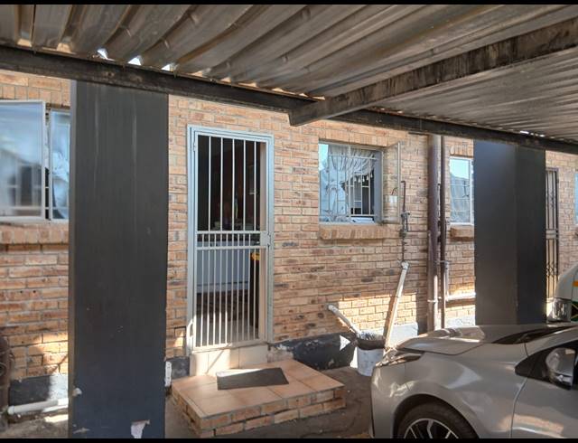2 BEDROOM SECTIONAL TITLE FOR SALE IN GREENHILLS EXT 3